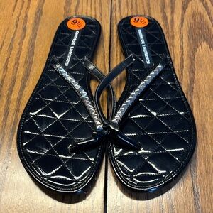 NWT Chinese Laundry flip flops